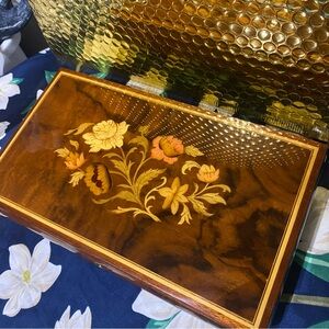VINTAGE HIGH GLOSS ITALIAN HAND CRAFTED INLAND MUSICAL JEWELRY BOX